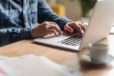 onun dizüstü bilgisayarda yazarak işadamı