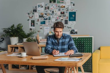 Modern iş adamı yazma ofisinde