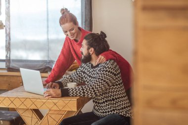 Kış tatili dağ zevk çift