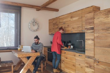 Kış tatili dağ zevk çift