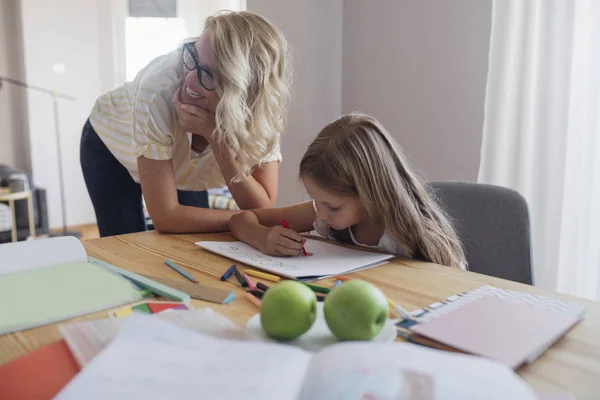 Menina fazendo lição de casa para a escola — Fotografia de Stock