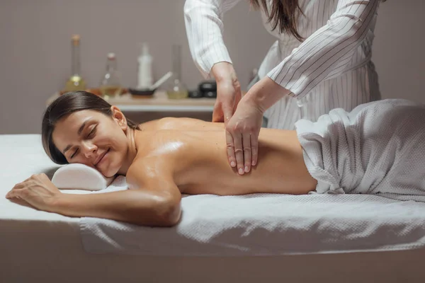 Vrouw genieten van een rug massage — Stockfoto