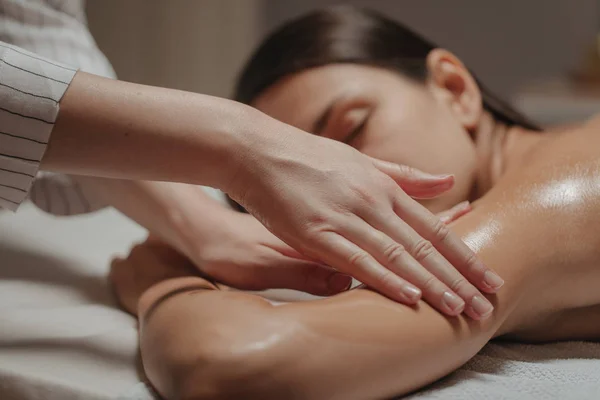 Donna godendo braccia e spalle Massag — Foto Stock