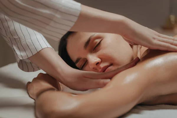 Vrouw genieten van armen en schouders Massag — Stockfoto