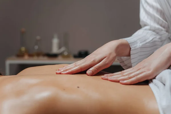 Kobieta korzystająca z masażu pleców — Zdjęcie stockowe