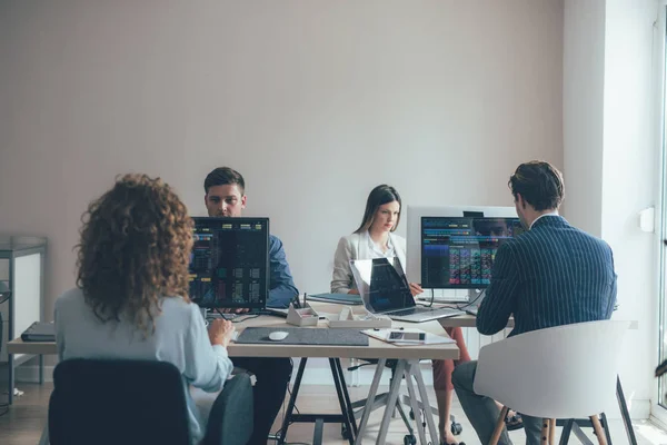 Courtiers travaillant dans un bureau — Photo