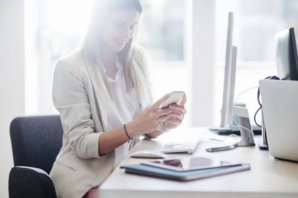 Affärskvinna med en mobiltelefon — Stockfoto