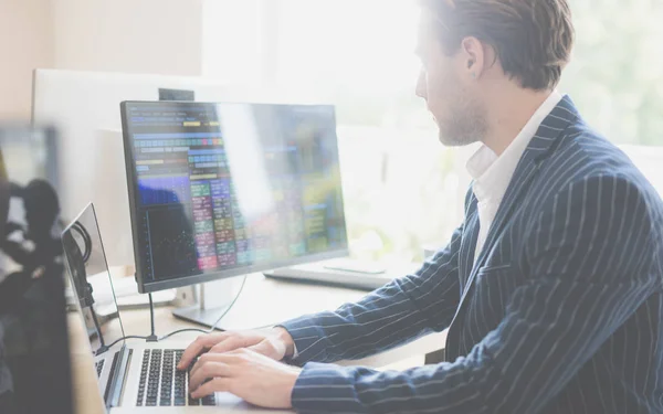 Empresario trabajando en un portátil — Foto de Stock