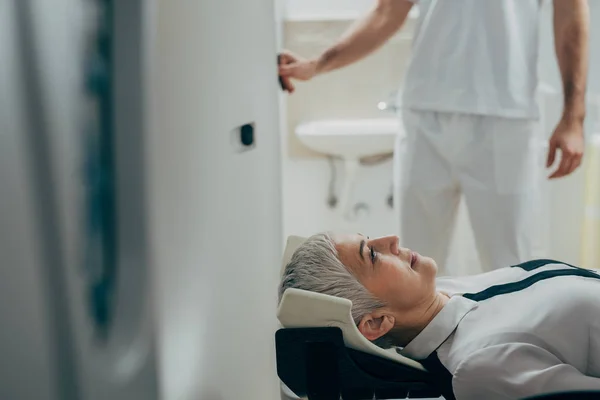 Patient allongé sur le lit du scanner CT — Photo