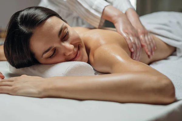 Žena se těší masáž zad — Stock fotografie
