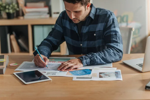 Unternehmer arbeitet im Büro — Stockfoto