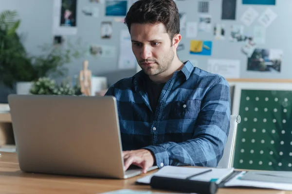 A Man Typing on Laptop — Stock Photo, Image
