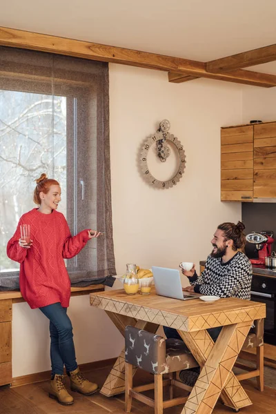 Paar genießt Zeit zu Hause — Stockfoto