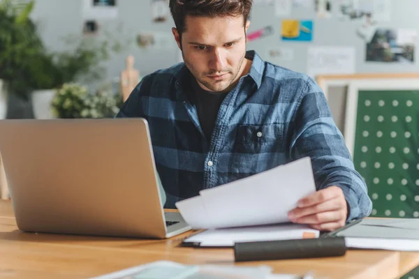 Empresário que trabalha no escritório — Fotografia de Stock