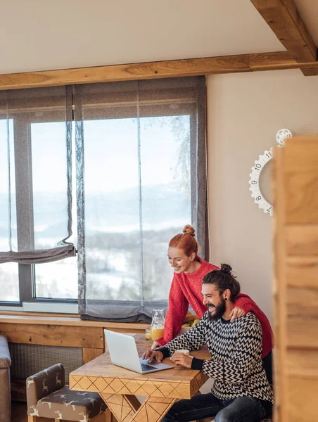 Paar genießt Winterurlaub im Chalet — Stockfoto