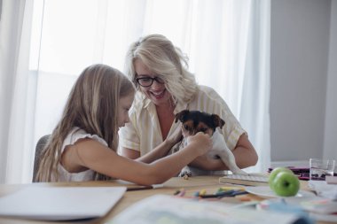Anne ve çocuk onların köpek sarılma