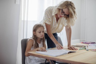 İlkokul Öğrencisi Ev Ödevi Yapıyor