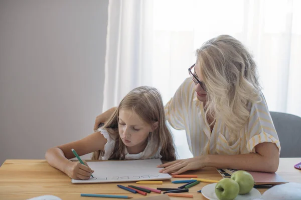 Kind lernt schreiben — Stockfoto