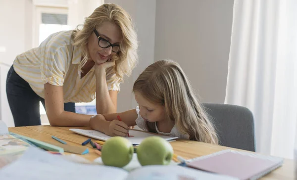 Meisje huiswerk voor school — Stockfoto