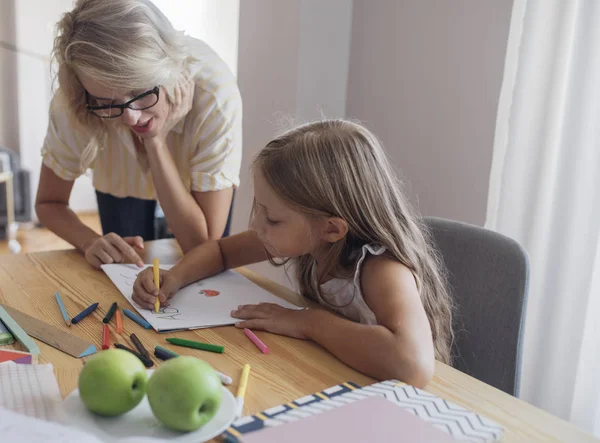 Meisje huiswerk voor school — Stockfoto