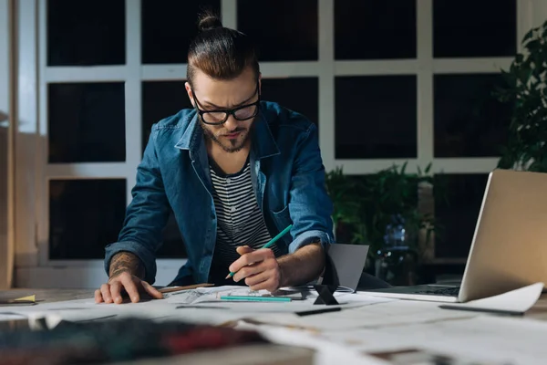 Arquiteto Trabalhando em um escritório — Fotografia de Stock