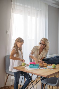 Okul için kız İlköğretim Okulu öğrenci ambalaj