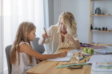 Schoolgirl Learnig Matematik