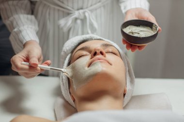 Cosmeotologist yüz maskesi uygulama