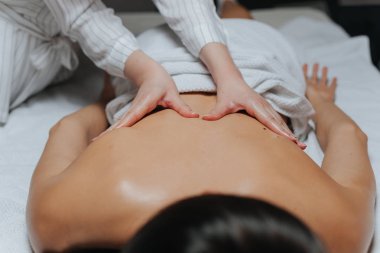 Sırt masajından hoşlanan kadın