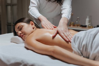 Sırt masajından hoşlanan kadın