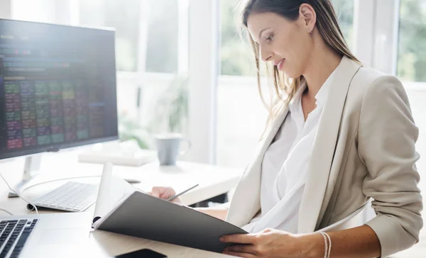 Femme d'affaires travaillant dans un bureau — Photo