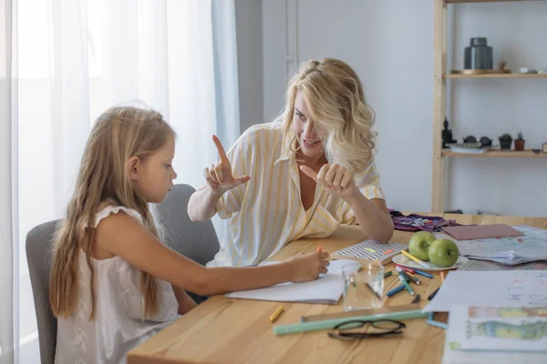 Schoolmeisje Learnig math — Stockfoto