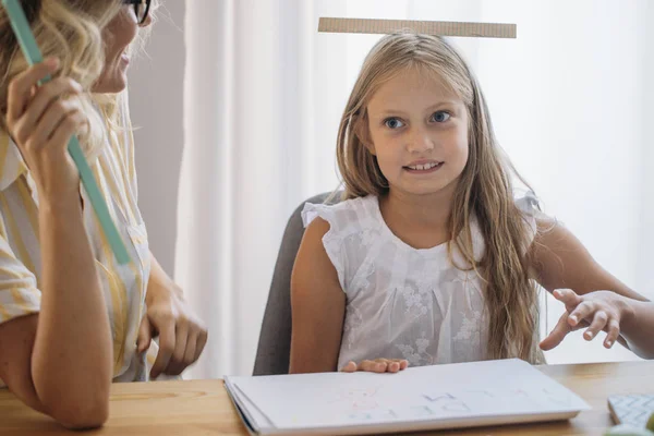 Portret van schoolmeisje — Stockfoto