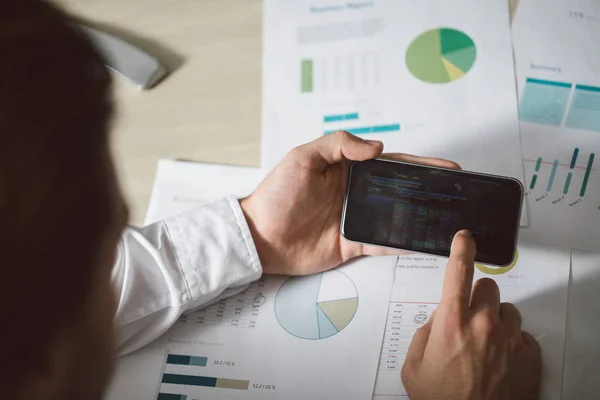 Affärsman med en mobiltelefon — Stockfoto