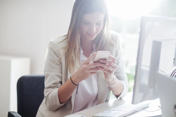 Empresária usando um telefone celular — Fotografia de Stock