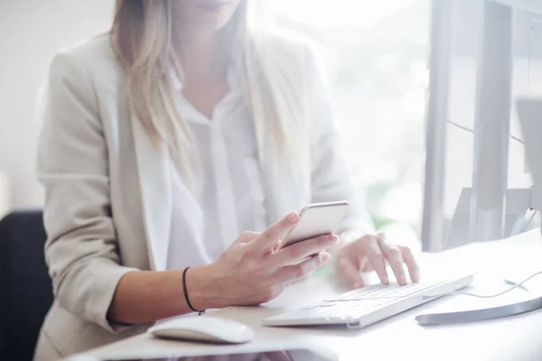 Businesswoman Using a Mobile Phone — Stock Photo, Image