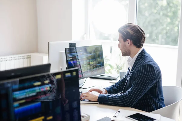 Empresário trabalhando em um laptop — Fotografia de Stock