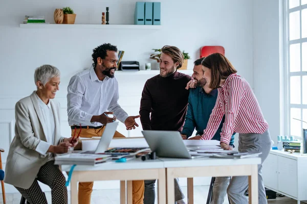 Uomini d'affari che lavorano insieme — Foto Stock