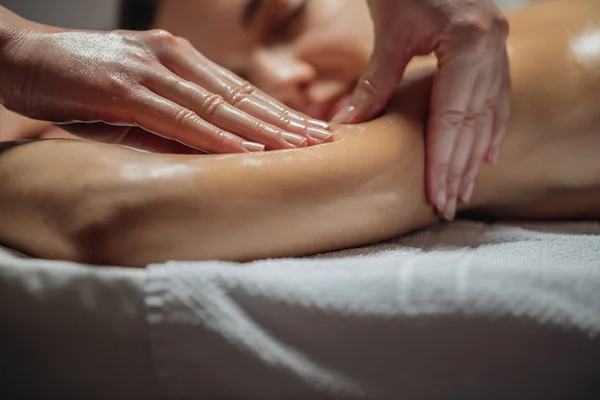 Vrouw met arm massage — Stockfoto