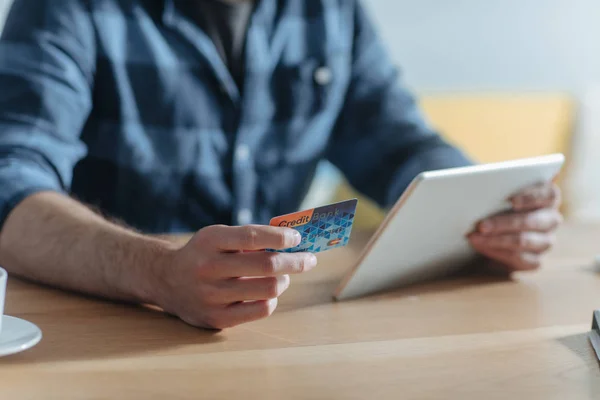 Um homem usando cartão de crédito — Fotografia de Stock