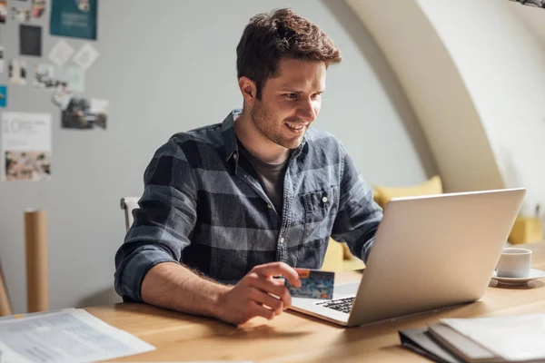 Man använder kreditkort — Stockfoto