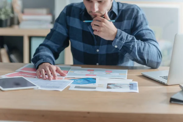 Empresário que trabalha no escritório — Fotografia de Stock