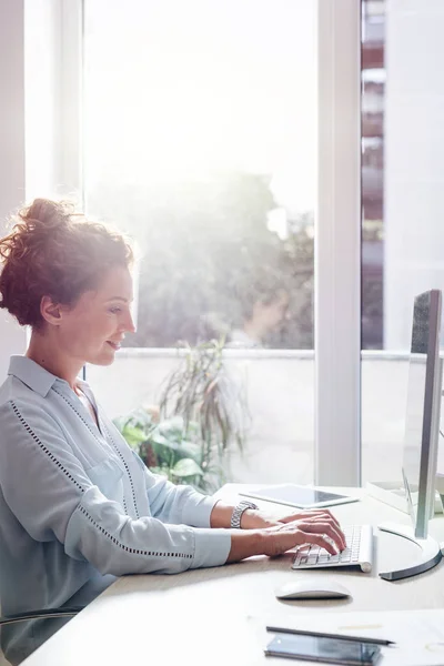 Femme d'affaires travaillant sur un ordinateur de bureau Images De Stock Libres De Droits