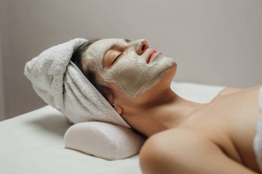 Bir yüz maskesi ile güzel kadın