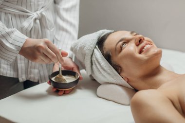 Bir yüz maskesi Prepairing Cosmeotologist