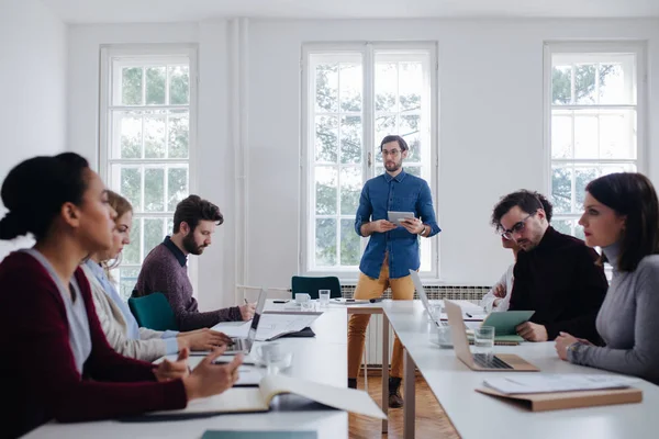 Empresário fazendo uma apresentação — Fotografia de Stock