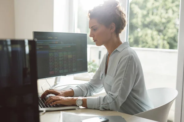 Affärskvinna arbetar på en bärbar dator — Stockfoto