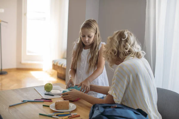 Emballage d'étudiant d'école primaire de fille pour l'école — Photo