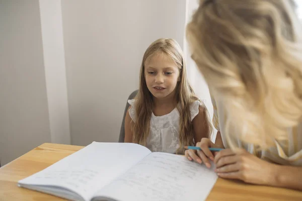 Schulmädchen lernt zu Hause — Stockfoto