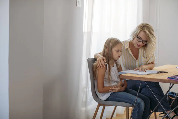 Een meisje dat huiswerk doet — Stockfoto